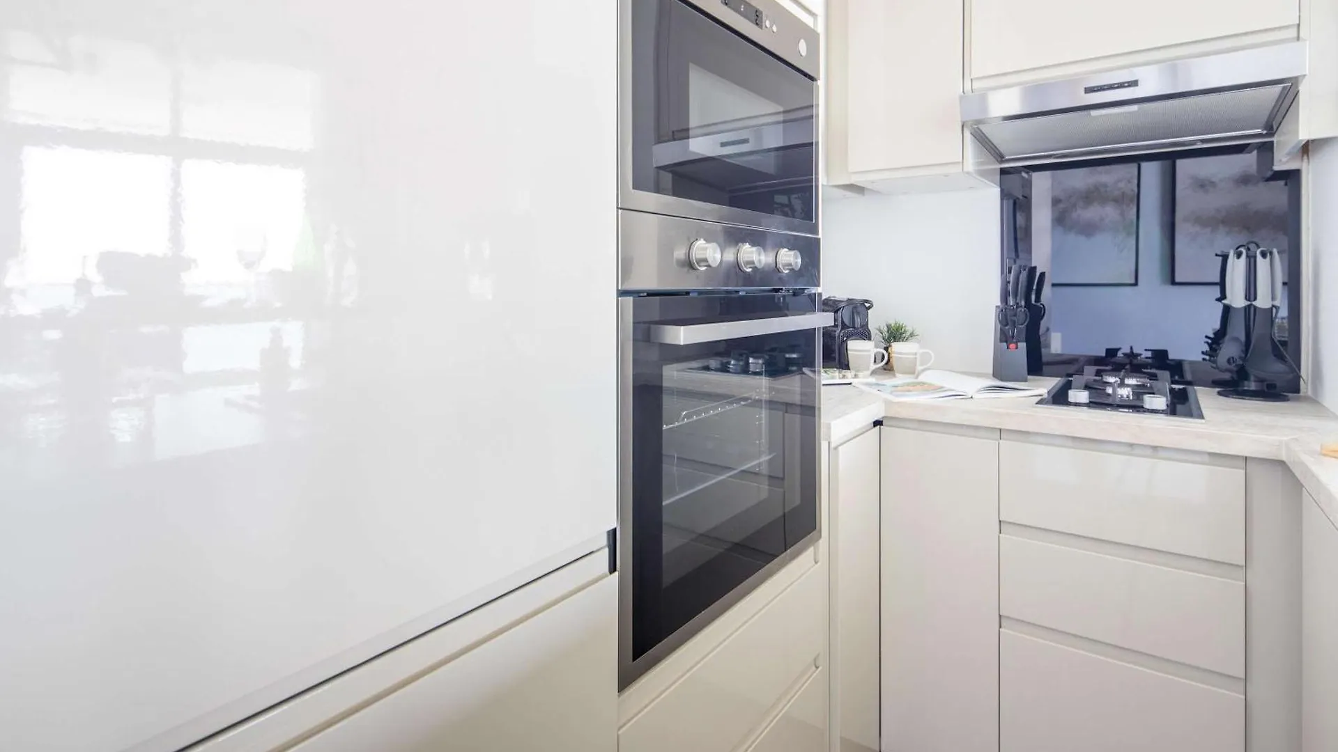 Frank Porter - Al Jawhara Tower Dubaj Apartman